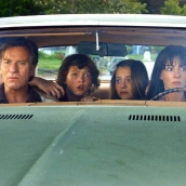 Anne Hathaway y Ewan McGregor desatan el caos en 'El final de Oak Street': el tráiler que mezcla suburbios y dinosaurios