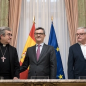 El ministro de la Presidencia, Justicia y Relaciones con las Cortes, Félix Bolaños, el presidente de la Confederación Episcopal Española, Luis Argüello, y el Presidente de la Conferencia Española de Religiosos, Jesús Díaz Sariego. Diego Radamés / Europa Press