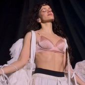 Rosalía inicia su 'LUX Tour' en Madrid y anuncia devolución de entradas tras la cancelación en Milán