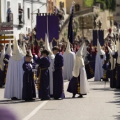 Nazarenos durante la procesión de Paz y Caridad el Jueves Santo, a 17 de abril de 2025. Lola Pineda / Europa Press