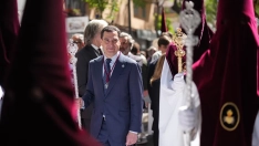 Juanma Moreno en una procesión de Martes Santo (Foto: Junta de Andalucía)