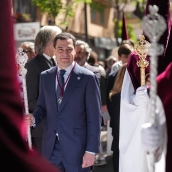Juanma Moreno en una procesión de Martes Santo (Foto: Junta de Andalucía)