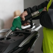 Repunte del precio de los carburantes tras la escalada de tensión en Oriente Próximo. David Zorrakino / Europa Press