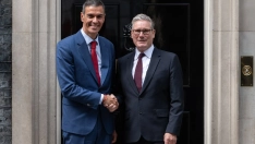 EuropaPress 6931518 presidente gobierno pedro sanchez saluda primer ministro britanico keir