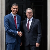 El presidente del Gobierno, Pedro Sánchez, saluda al primer ministro británico, Keir Starmer. Thomas Krych / Europa Press