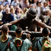Los legionarios portando al Cristo de Mena. Álex Zea / Europa Press