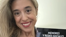 La fiscal Escarlata Gutiérrez posa junto a su guía sobre menores y redes sociales.
