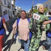 El alcalde de Coripe sujeta a la figura de Putin. EFE