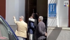 Victoria Federica abraza a su abuelo, Juan Carlos I, en su esperado regreso en Sevilla