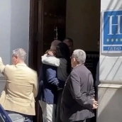 Victoria Federica abraza a su abuelo, Juan Carlos I, en su esperado regreso en Sevilla