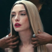 A24 presenta 'Mother Mary', un thriller que fusiona música pop y terror psicosexual con Anne Hathaway irreconocible