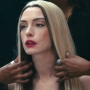 A24 presenta 'Mother Mary', un thriller que fusiona música pop y terror psicosexual con Anne Hathaway irreconocible