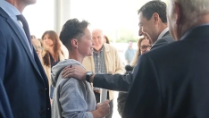 Juanma Moreno, durante su visita al Hospital Reina Sofía (Foto: Junta de Andalucía)