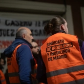 Voluntarios del Sindicato de Inquilinas de Madrid durante un intento de desahucio. Fernando Sánchez / Europa Press