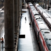 Un tren en la Estación de Madrid - Puerta de Atocha - Almudena Grandes, a 21 de octubre de 2025, en Madrid (España)