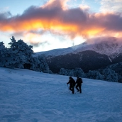 Dos esquiadores en la Sierra de Guadarrama, a 7 de enero de 2024, en Madrid (España).
