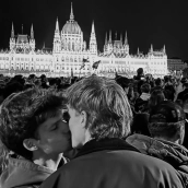 El representativo beso de dos chicos en Budapest tras la caída de Orbán: la imagen que celebra el fin de años de recortes de los derechos LGTBI El representativo beso de dos chicos en Budapest tras la caída de Orbán: la imagen que celebra el fin de años de recortes de los derechos LGTBI