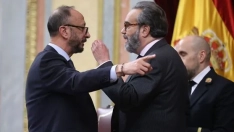 El diputado de Vox, José María Sánchez García (derecha) encarandose con el presidente del Congreso.