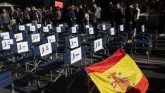 Manifestantes durante la concentración convocada por la Asociación Víctimas Descarrilamiento Adamuz frente al Congreso.  Fernando Sánchez / Europa Press