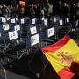 Manifestantes durante la concentración convocada por la Asociación Víctimas Descarrilamiento Adamuz frente al Congreso.  Fernando Sánchez / Europa Press