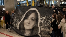 Familiares y amigos esperan la llegada a España de los españoles liberados por el gobierno venezolano, en el aeropuerto de Barajas. La liberación ha sido posible gracias al Gobierno de Delcy Rodríguez