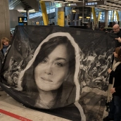 Familiares y amigos esperan la llegada a España de los españoles liberados por el gobierno venezolano, en el aeropuerto de Barajas. La liberación ha sido posible gracias al Gobierno de Delcy Rodríguez