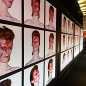 Obras de la exposición David Bowie en el Colegio Oficial de Arquitectos de Madrid