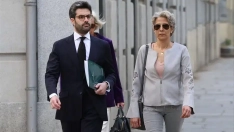 La secretaria de Víctor de Aldama, junto a su abogado (Europa Press)
