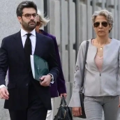 La secretaria de Víctor de Aldama, junto a su abogado (Europa Press)