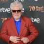 Pedro Almodóvar reivindica el cine al recibir el Premio de Honor Sant Jordi: "No concibo mi vida sin hacer películas"