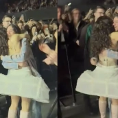 Así ha sido el emotivo y espontáneo abrazo de Rosalía a Loli Bahía en su concierto de Ámsterdam que ha encendido las redes