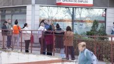 Varias personas hacen cola en una Oficina de Empleo. Eduardo Parra / Europa Press