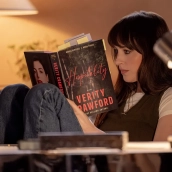 Anne Hathaway y Dakota Johnson desatan la tensión en el primer avance de 'Verity'