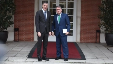 El presidente del Gobierno, Pedro Sánchez, recibe al portavoz del PNV en el Congreso, Aitor Esteban.