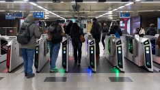 Tornos de la estación de metro Moncloa en la línea 6. Eduardo Parra / Europa Press
