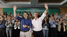 El presidente del PP, Alberto Núñez Feijóo, y el presidente del PP-A y candidato a la reelección a la presidencia de la Junta de Andalucía, Juanma Moreno. Madero Cubero / Europa Press