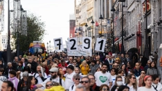 Marea de Residencias se manifiesta en memoria de los 7.291 residentes fallecidos en la pandemia. Matias Chiofalo / Europa Press