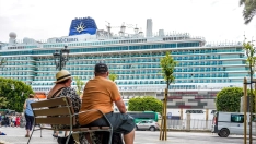 Turistas del crucero anclado en el puerto de Cádiz visitan la ciudad a 27 de abril del 2023. Eduardo Briones / Europa Press