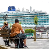Turistas del crucero anclado en el puerto de Cádiz visitan la ciudad a 27 de abril del 2023. Eduardo Briones / Europa Press