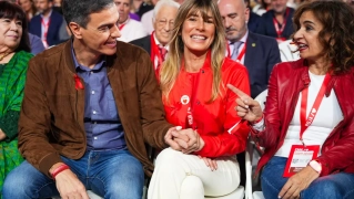 El presidente del Gobierno, Pedro Sánchez, junto a su mujer, Begoña Gómez y  la vicepresidenta primera del Gobierno y vicesecretaria general del PSOE, María Jesús Montero