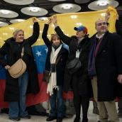 El fundador de la ONG Refugiados sin fronteras, Sergio Contreras (2d), junto a familiares y amigos esperan la llegada a España de los españoles liberados por el gobierno venezolano.
