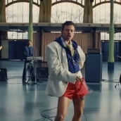  Harry Styles desata una explosión de deseo y libertad en el videoclip de su nueva canción 'Dance No More'