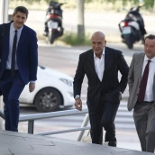 Kiko Matamoros llega a la Audiencia Provincial de Madrid junto a su abogado para declarar ante el juez por presunto delito de ocultación de bienes. Antonio Gutiérrez / Europa Press