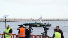 Varios medios de comunicación preparan sus equipos, en el puerto de Granadilla / EuropaPress