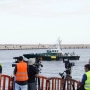 Varios medios de comunicación preparan sus equipos, en el puerto de Granadilla / EuropaPress