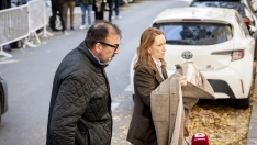 El exasesor Koldo García y su abogada Leticia de la Hoz. A. Pérez Meca / Europa Press