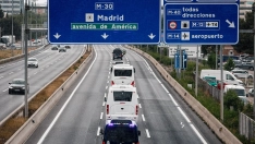 El convoy con los pasajeros españoles se dirige por la A2 al Hospital Central de la Defensa Gómez Ulla. Carlos Luján / Europa Press