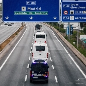 El convoy con los pasajeros españoles se dirige por la A2 al Hospital Central de la Defensa Gómez Ulla. Carlos Luján / Europa Press
