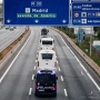 El convoy con los pasajeros españoles se dirige por la A2 al Hospital Central de la Defensa Gómez Ulla. Carlos Luján / Europa Press