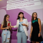 La ministra de Igualación, Ana Redondo, y la delegada del Gobierno contra la Violencia de Género, Carmen Martínez junto a varios periodistas